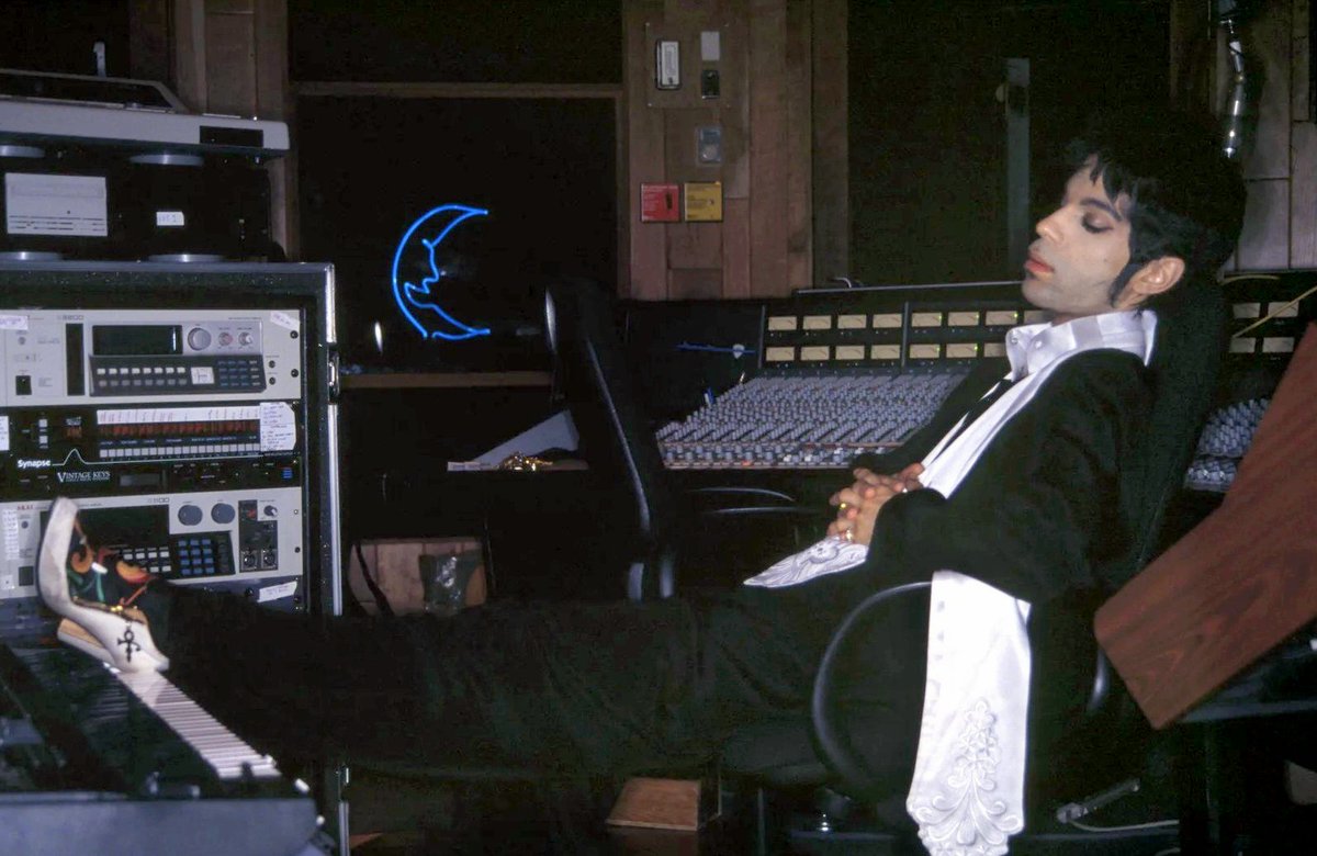 derby1998's tweet image. It's already been 10 years．．．

April 21, 2016
I Have Not Forgotten！！

#RIP  #Prince
#追悼  #プリンス

My Master of Musicology！

#TodayPlay
Album『AROUND THE WORLD IN A DAY』