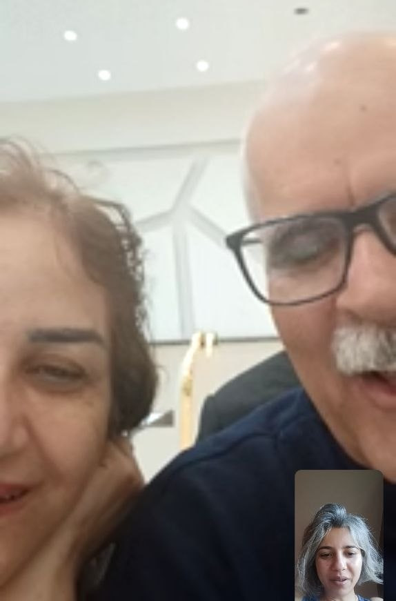 جزئیات هم که .. مثلا خبر رو دیدم، اتفاقی همون موقع دوستم از تهران پیام داد، جای احوالپرسی شمارۀ مامانم رو دادم که به مامانم زنگ بزنه بگه که من بیدارم که زنگ بزنند، یکی از آشناهای همراهشون وی‌پی‌ان داشت و در نتیجه بدترین عکس تاریخ رو تونستیم بگیریم: