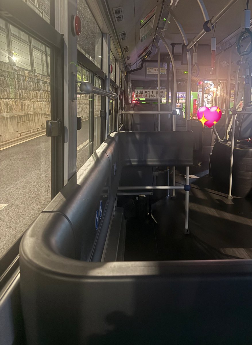 버스 회차지점에서 탔는데 불꺼진 버스 처음타봄 ㅋㅋㅋㅋ