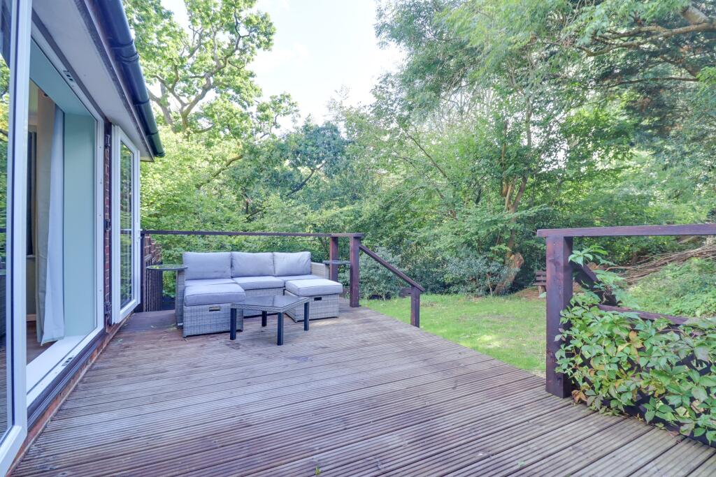FieldPalmer's tweet image. A beautifully presented one-bedroom #maisonette set within a very secluded location in #Woolston #Southampton surrounded by woodlands.

🏠Info- fieldpalmer.com/properties/law…

📲Call Field Palmer Woolston 023 8039 3255