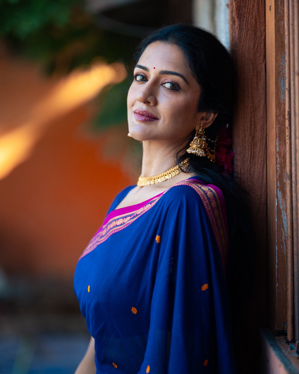 Vimraman's tweet photo. Silk, gold and a story untold ✨💙 https://t.co/KS1LhLJgyJ