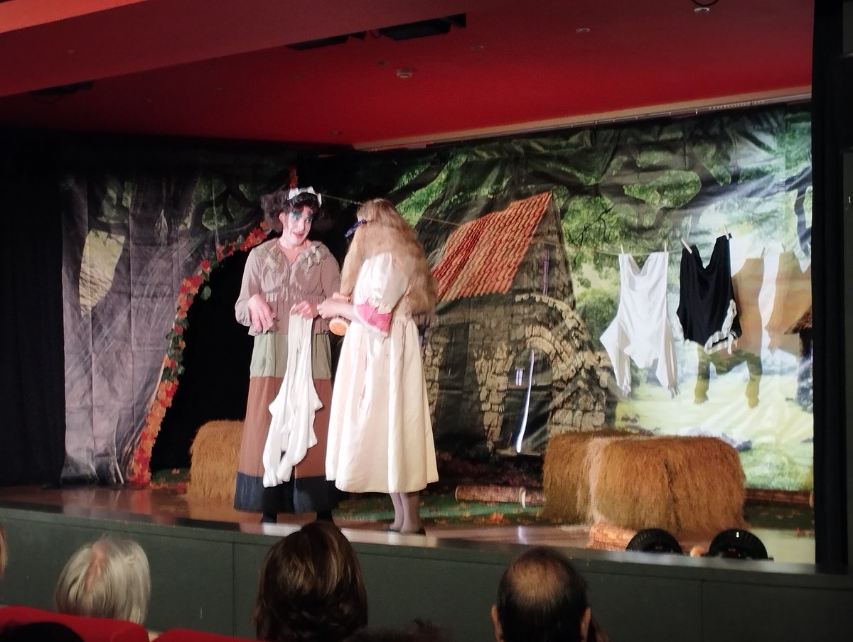 AytoMedina's tweet image. 📸 El pasado Sábado en la ciudad medinesa se pudo disfrutar del Teatro cómico "Los Rústicos" de la mano de MDM Producciones 🎉💫

#teatro #cultura #medinadepomar