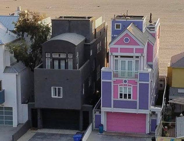 not pond and est took a pic with their outfits match those iconic santa monica houses so well LMFAOOO