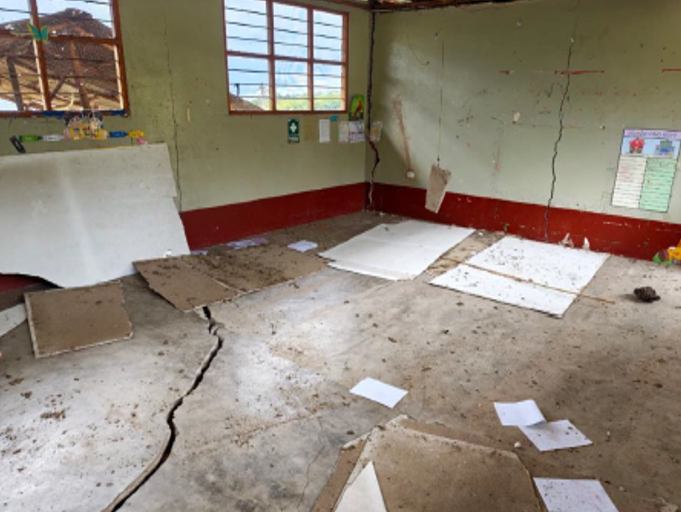 COENPeru's tweet image. 🚨 San Martín: #GORE entregó bienes de ayuda humanitaria (techo y abrigo) para las personas damnificadas tras el #Deslizamiento ocurrido el 15/4 en el caserío Eladio Tapullima, distrito de San José de Sisa, provincia El Dorado, que causó daños a viviendas, instituciones