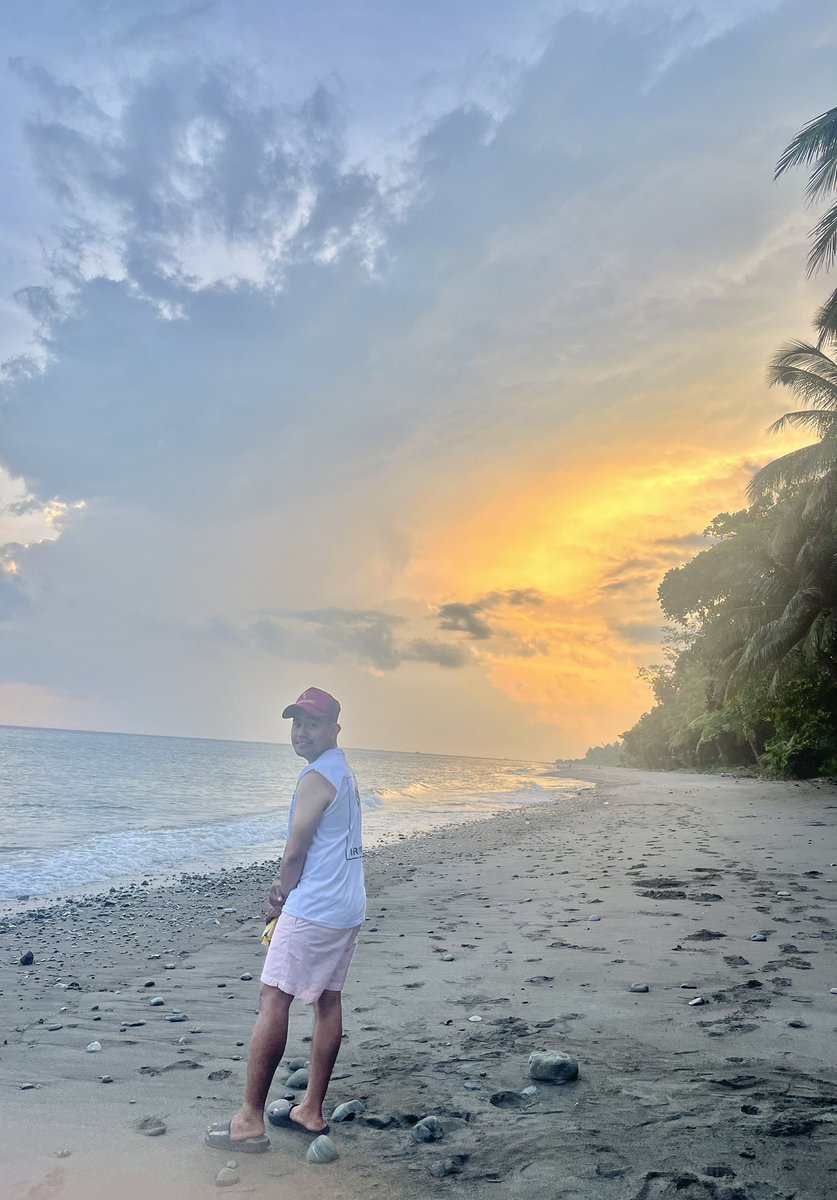 XerXon08's tweet photo. Yung mahilig ka tumambay ng tabing dagat-
wala lang planong maligo.
#Mabay #Maitum #Sarangani #chasingsunset https://t.co/f8wsjS3OmD