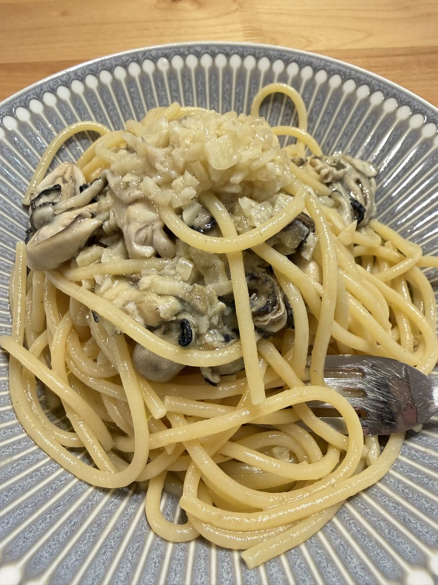 uril4's tweet photo. 今年もお取寄せ牡蠣パ🦪
いつもより参加人数少なくて、ノルマがww
毎年絶品牡蠣ご飯もありがとう😊

お土産の牡蠣は私が全部剥いて、夫にパスタにしてもらった🫶

前日会社飲みで記憶喪失＆タクシー帰宅＆手がアザだらけだったけど、今日聞いたらみんな記憶失ってて一安心ww https://t.co/CUi6mBQrpM