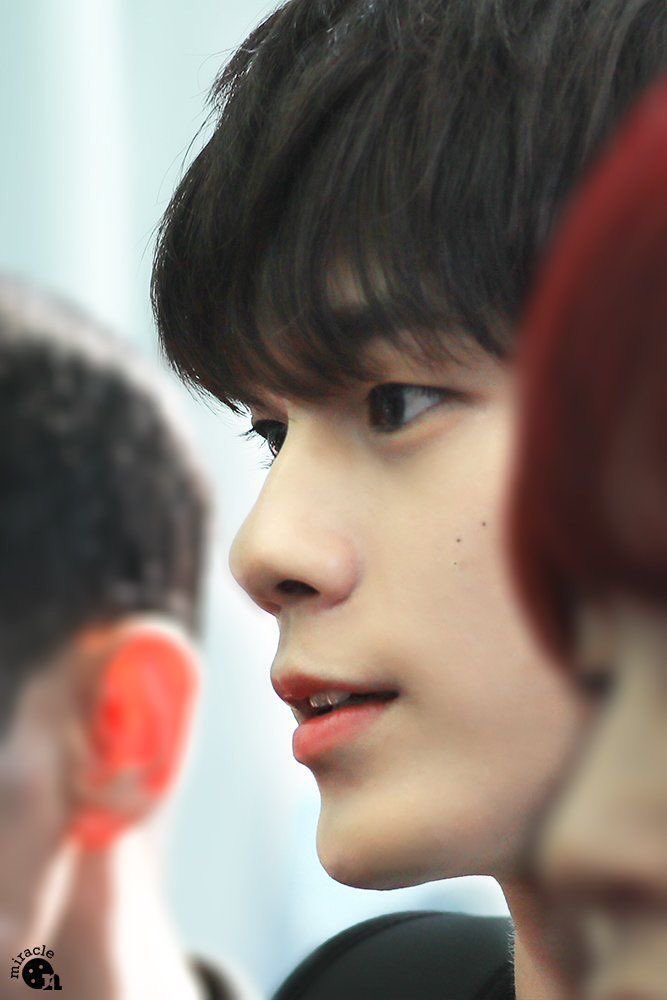 옹성우 얼굴 tweet media