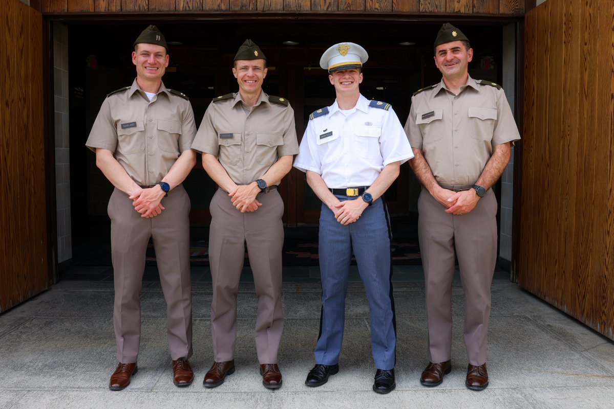 WestPoint_USMA's tweet image. Meet the team who will represent the Academy during the 130th #BostonMarathon today! 🏃‍♂️

- CPT Marc Samland
- MAJ Connor Roche
- CDT Jack Mantell
- MAJ Ermin Mujezinovic

Join us in cheering them on! 👏