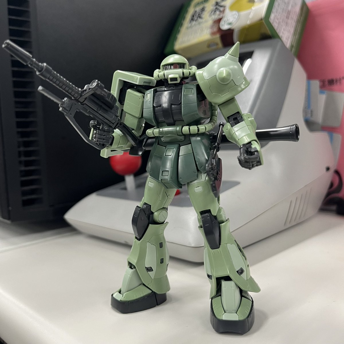 R310chin's tweet photo. 昼休みのガンプラ作成23日目☀️

装備品が全て支給されました🎊
ついにひと通り組み上がりました❗️

明日から墨入れやらをしていきます😆✨
#ガンプラ https://t.co/GbopZv5UgE