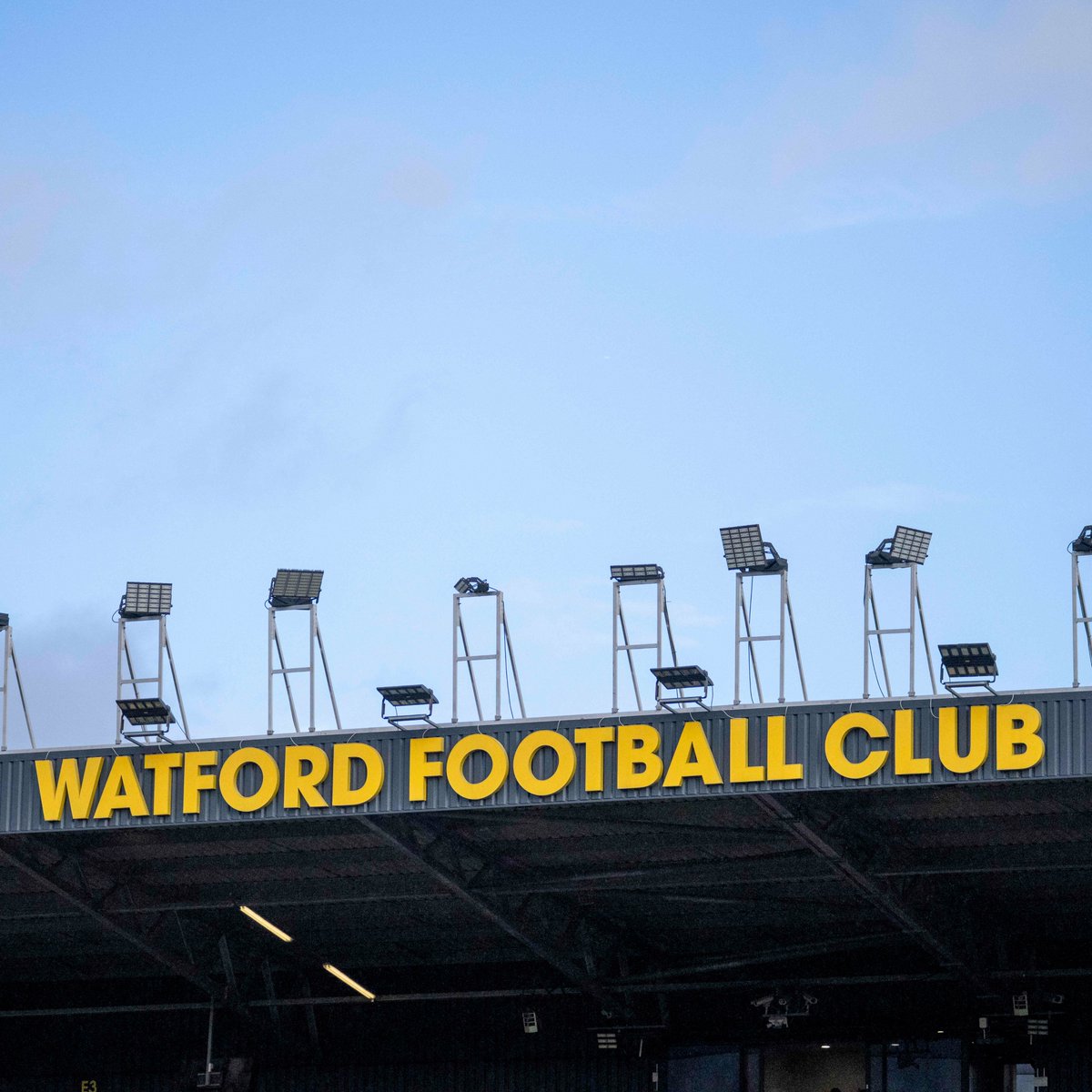 CharltonAcademy's tweet image. ⏯️ 46' Back underway at Vicarage Road...

Let's go, lads! 👊

🐝 2-1 🗡️ | #cafc