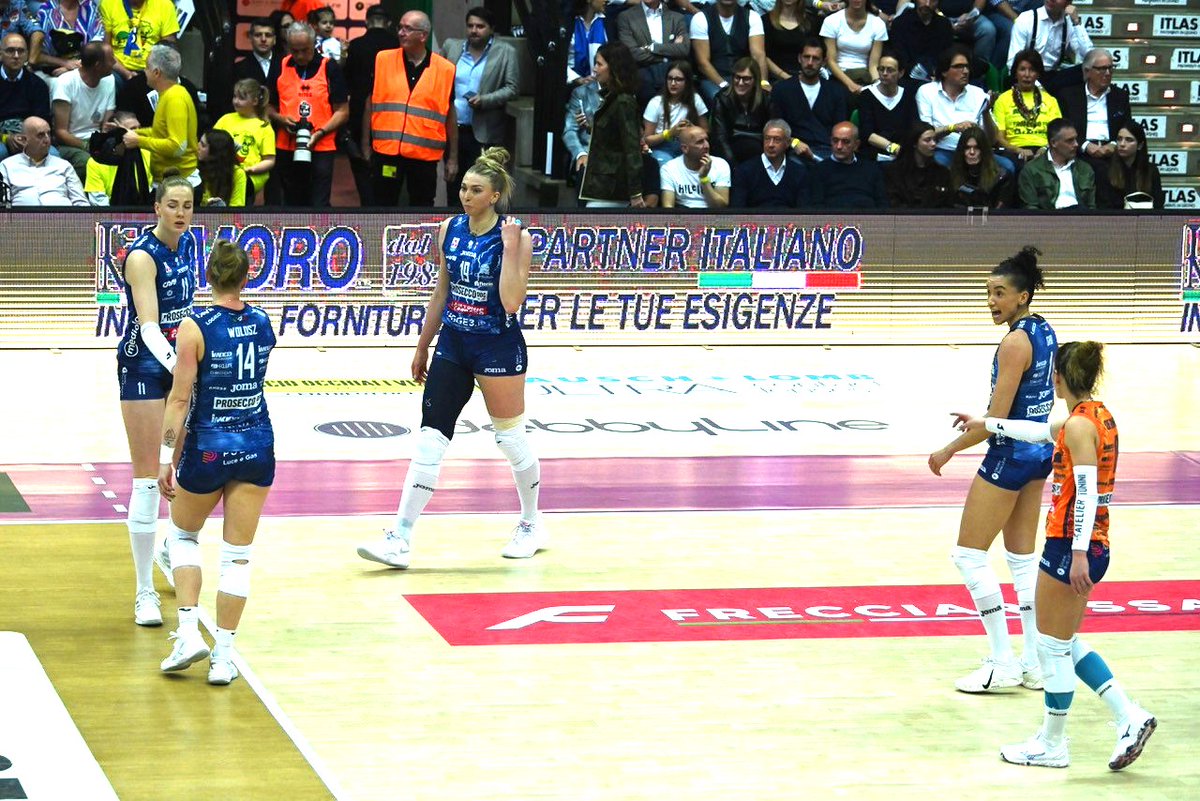 FornitureMoro's tweet image. 💥🏐PROSEGUE LA SCALATA DELLA FINALE SCUDETTO PER LE PANTERE: MERCOLEDI' GARA 4!
🏐🔥Palaverde sold out per questa gara che tutti aspettavamo con ansia! Punteggio finale 1 a 3, mercoledì si torna in campo fuori casa.

#industrialfornituremoro
#imocovolley