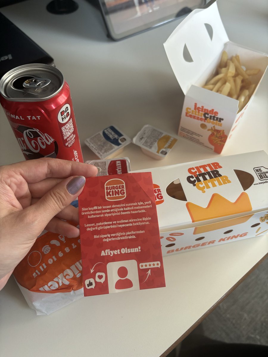 kispapatyasii's tweet image. @BurgerKing Burger King İzmir Konak Çınarlı Şubesinden ofise söylediğimiz yemeğin içinden çıkan not. Bizler gerçekten güvende miyiz soruyorum size? #burgerking #izmir @EmniyetGM @adalet_bakanlik @OguzhanUgur
