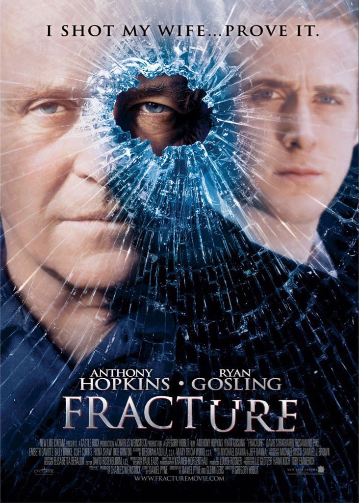 WATZUPMAG's tweet image. Il y a 19 ans, le très bon Gregory Hoblit (Peur Primale, Fréquence Interdite), marchait sur les trace d’Hitchcock avec #Fracture.
Thriller classique au scénario démoniaque, où Antony Hopkins (impérial) affronte un Ryan Gosling, future star. Efficace et redoutable.