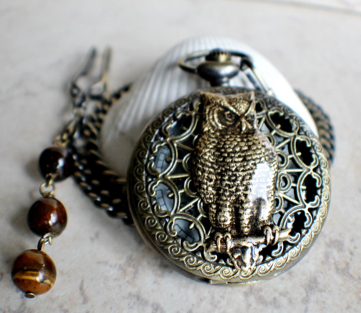 charsfavorite's tweet image. Tick-tock in style with our Owl Pocket Watch Mechanical for just $79.00! Elevate your collection and embrace elegance today. #VintageStyle #Timepieces

Shop Now charsfavoritethings.com/products/owl-p…