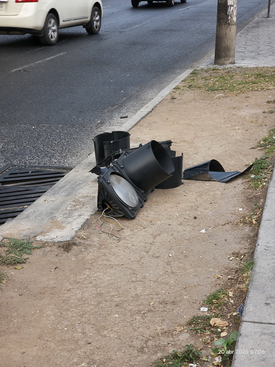 ivan_leon__'s tweet photo. @Trafico_ZMG Semáforo caído en Lázaro Cárdenas a la altura de 8 julio, en sentio oriente a poniente. ⚠️ https://t.co/m7SXiM5egp