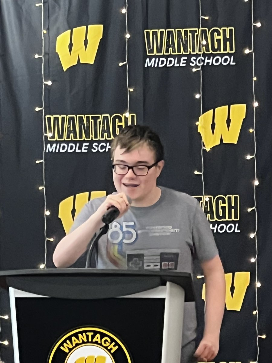 WSDLiteracy's tweet photo. At Thursday’s annual Word on the Street, Wantagh Middle School students and teachers with brave hearts and creative minds reminded us that words can heal, inspire, and connect; the future is bright and poetic! https://t.co/WXGjo6zVDe