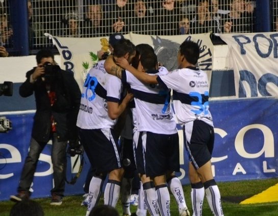 #CGE #GELP Llegó como refuerzo a mediados de 2013 tras el regreso a la máxima categoría y fue en el Lobo donde marcó el primer gol de su carrera. Este año decidió colgar los botines ► goo.su/BSPsDC