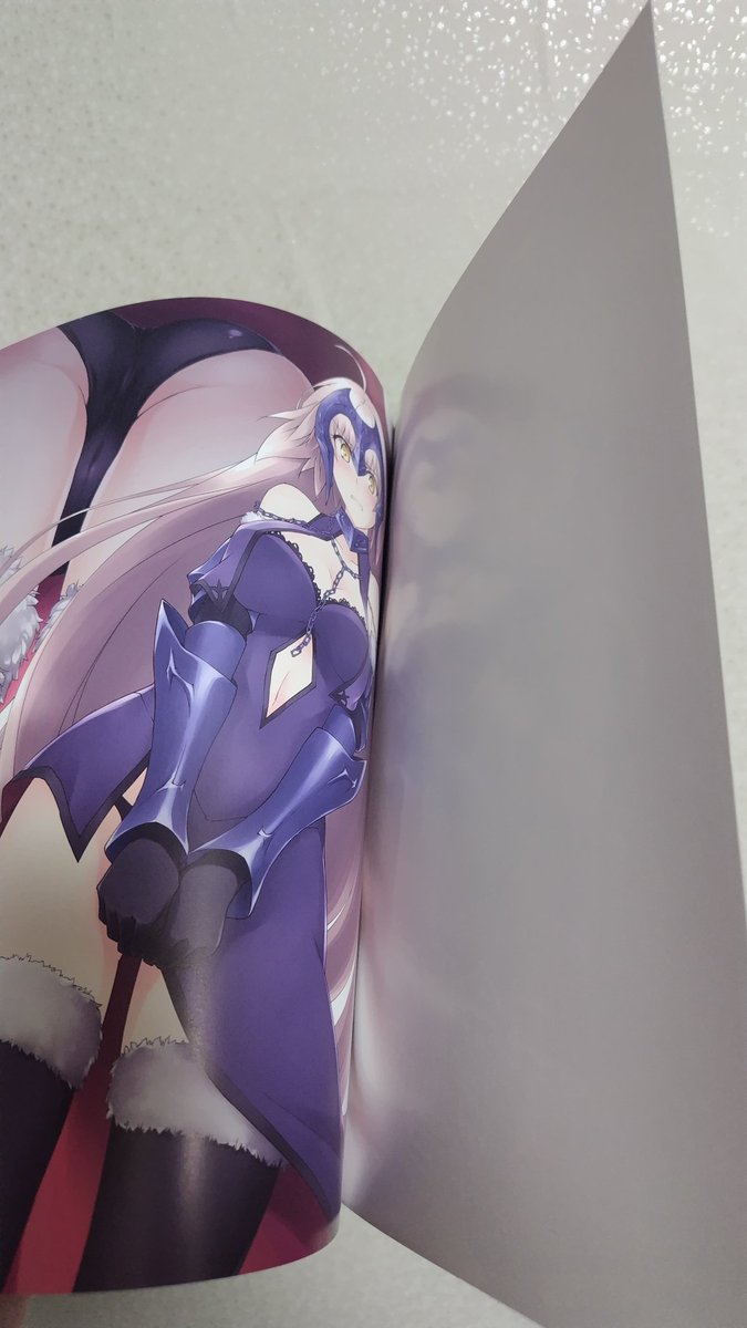 箔押しとホロ加工もしたので結構印刷代かかってるので書店に預けた分も読者に届いて欲しい令呪でぱんつ見して総集編!中の口絵もカラーなのです! 