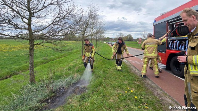 Brandweer Enter rukt uit voor beginnende bermbrand