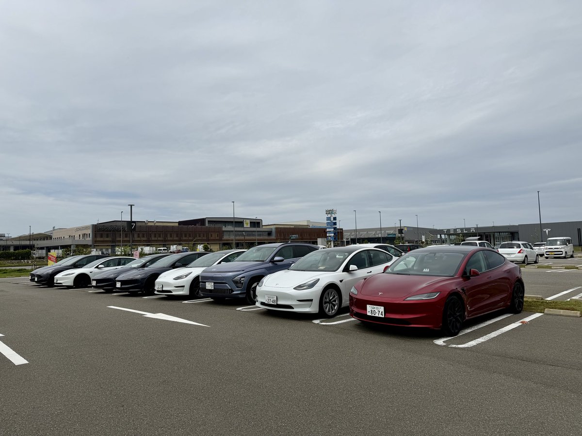 Mark__ev's tweet photo. ＼第51回 九州EVオフ会／

福岡県の「アイランドアイ」にて開催しました！

今回はロータスの電気自動車「ELETRE」と「EMEYA」が参戦🔥

激レアのロータスEVに皆さん興味津々でした😂

次回のオフ会は佐賀にて開催予定！
日程は後ほどお知らせします

 #九州EVオフ会
 #MARK_EV https://t.co/c31Bvky0Aw