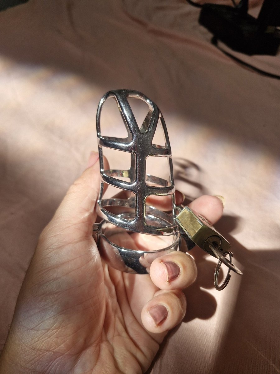 Procurando um putinho pra manter permanentemente em castidade. Algum candidato?

#chastity