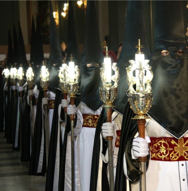 andreas_nigbur's tweet image. 1/2
The first two photos were taken in the Spanish church of Santa Maria de Gracia in Cartagena and depict a traditional Catholic Holy Week rite, known as Semana Santa, which is considered very ancient.

A group of women, dressed in tunics, black caps, and white gloves, are