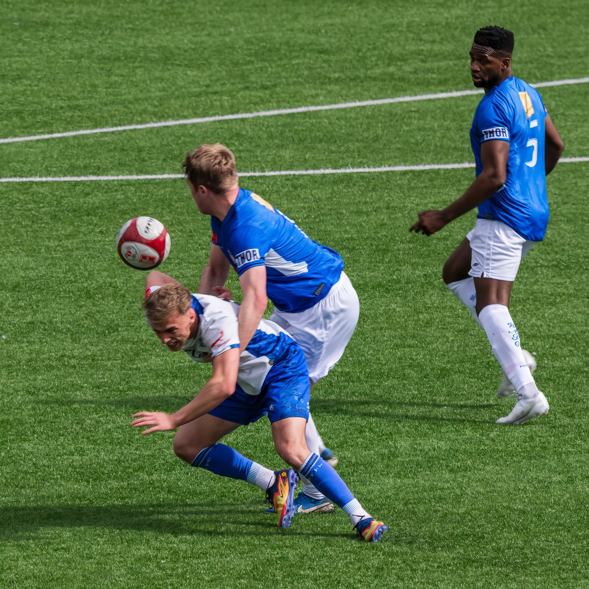 GomboczSteve's tweet image. A little bit of shirt pulling and pushing during the game Bury v Witton Albion on 18/4/26. #BuryFC #PartOfIt @whitebluearmy @buryfcofficial #bfc140 #shakers