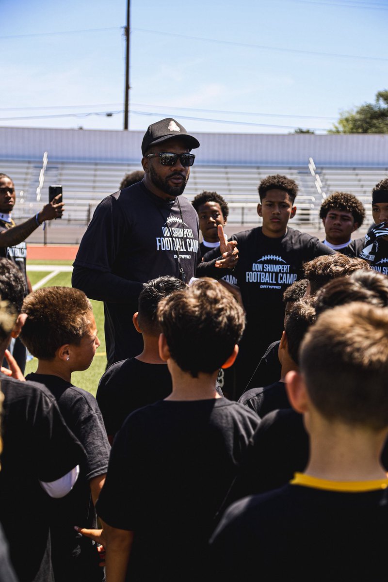 CoachShump's tweet photo. Don Shumpert Youth Skilled Football Camp was epic! A very competitive day with some high quality training. Los Angeles / Orange County CA, make sure you tap in this summer for the next camp! https://t.co/v7GRaGGYv5