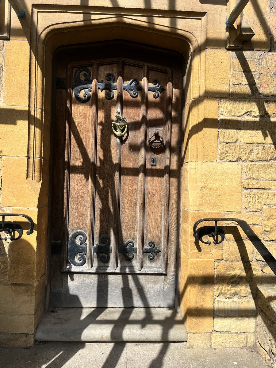 angelaproudnan's tweet image. A sunny spot 😎 for today’s  #DailyDoor #doors #history #antique #architecture #NoContextDoors #MondayMorning