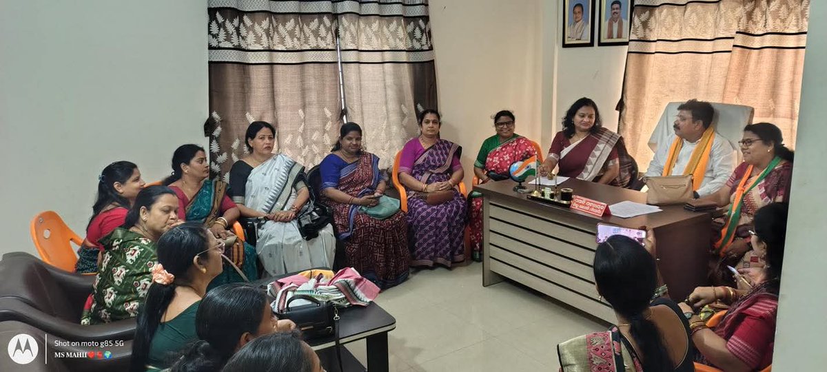 bjmmodisha's tweet photo. BJP Mahila Morcha state President Dr Aiswarya Biswal @AshBiswal iteracting with sisters of Mahila Morcha at Angul Party office along with Smt Kusum Tete ji  & Sri Jajati Patnaik ji today.
@BJP4Odisha 
@BJPMahilaMorcha 
@BJP4India 
@VanathiBJP 
@blsanthosh 
@MohanMOdisha 
@NitinNabin 
@SamalManmohan7