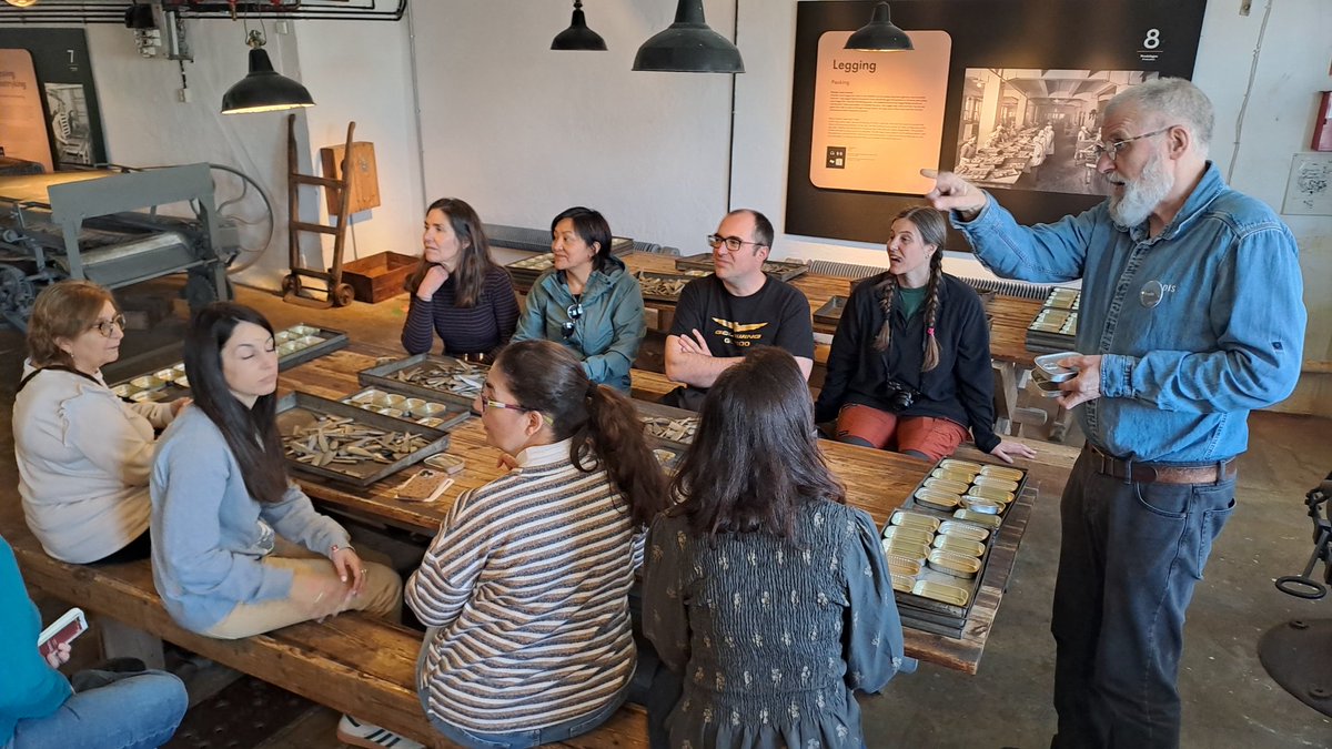 EoiValladolid's tweet image. ¡En el museo de la Imprenta y la industria conservera, nuestros alumnos hoy han encuadernado su propio libro y aprendido el arte de enlatar sardinas! #Norway  #ErasmusPlus @sepiegob @cfievalladolid @educacyl