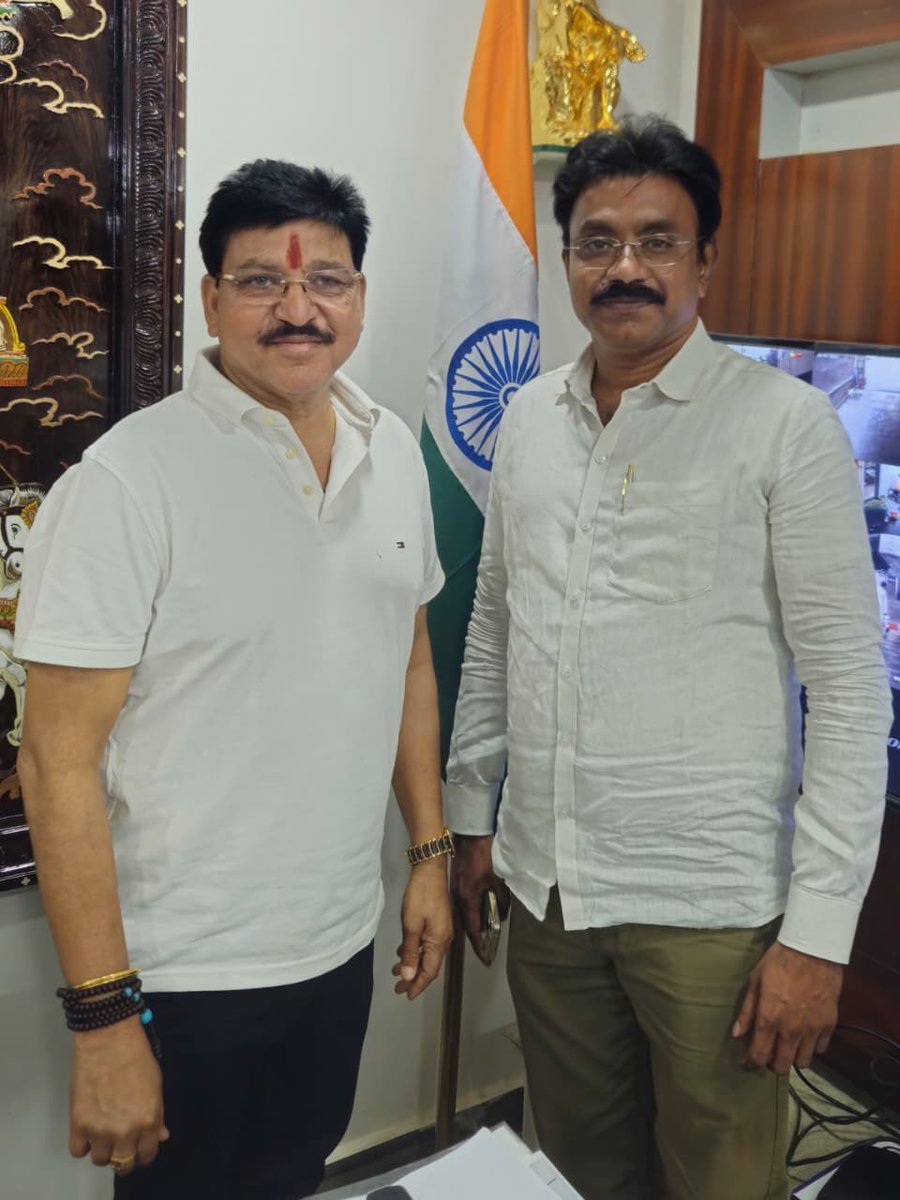 ఈరోజు ఆర్మూర్ ఎమ్మెల్యే Sri <a href="/MLA_RakeshReddy/">Paidi Rakesh Reddy MLA</a> అన్న గారిని వారి కార్యాలయంలో కలసి పలు విషయాలు సుదీర్ఘంగా చర్చించడం జరిగింది.