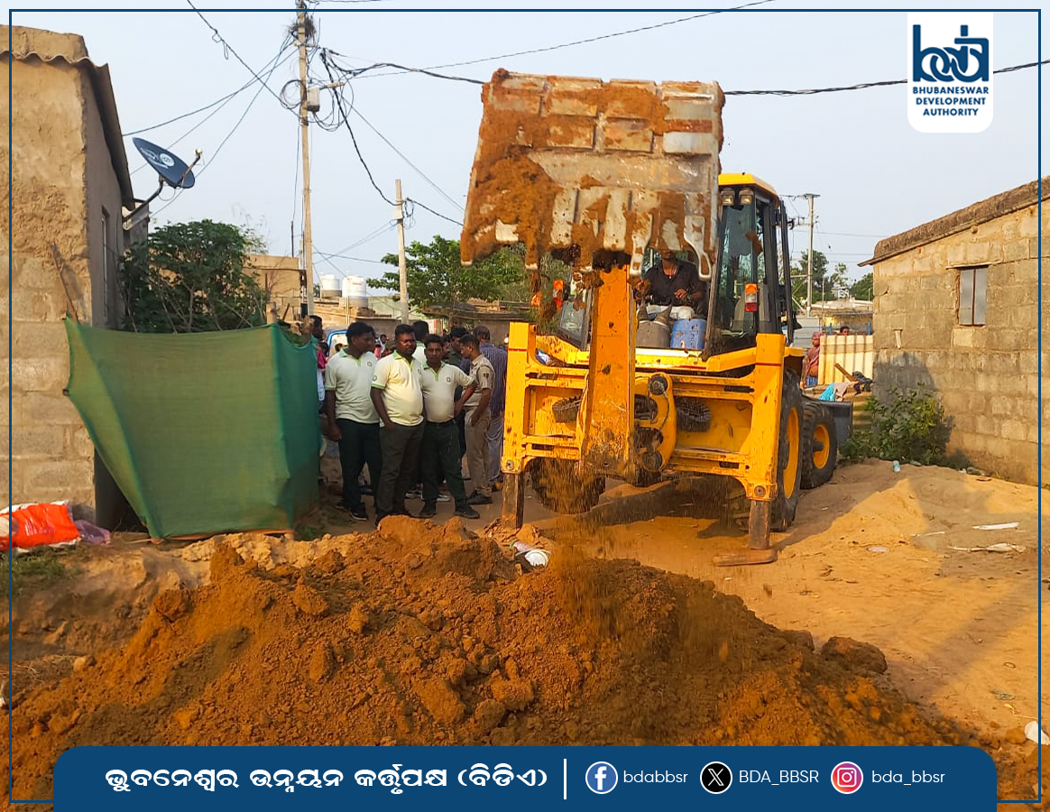BDA_BBSR's tweet image. BDA has begun the process of construction of boundary wall on the recently reclaimed land at Shampur mouza. The land, measuring around 61.4 acres, was freed from illegal encroachment following a two-day eviction drive at the site.
#BDA #EvictionDrive