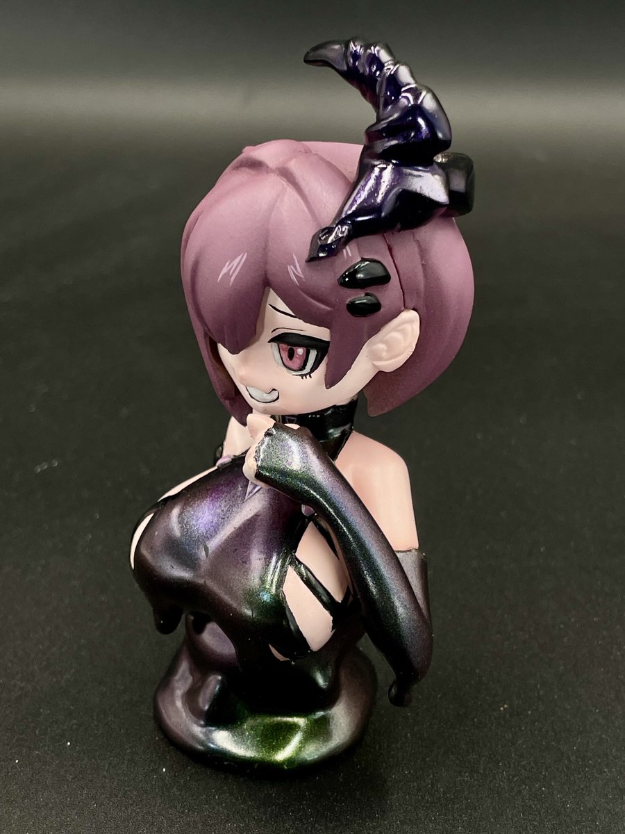 GWCで購入した #勝利の女神NIKKE に登場する、ジズの胸像が完成しましたー

期間が飛び飛びでしたが製作期間は4日、人生初めての腰痛でテンション上がりながら製作出来ました！

塗料はラッカーで、楽しく調色して塗った為作例のようにポップにならなかった…

原型:トキチ様(<a href="/tokiti/">トキチ@ちし供D-14</a>  )

#NIKKE