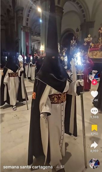 andreas_nigbur's tweet image. 1/2
The first two photos were taken in the Spanish church of Santa Maria de Gracia in Cartagena and depict a traditional Catholic Holy Week rite, known as Semana Santa, which is considered very ancient.

A group of women, dressed in tunics, black caps, and white gloves, are