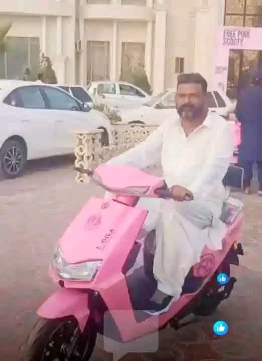 سکھر میں پیپلز پارٹی کی جانب سے گلابی اسکوٹیاں بانٹنے کے بعد ایک بچی گلابی اسکوٹی میں اسکول جاتے ہوئے۔

#پیپلز_پارٹی_چور_ہے