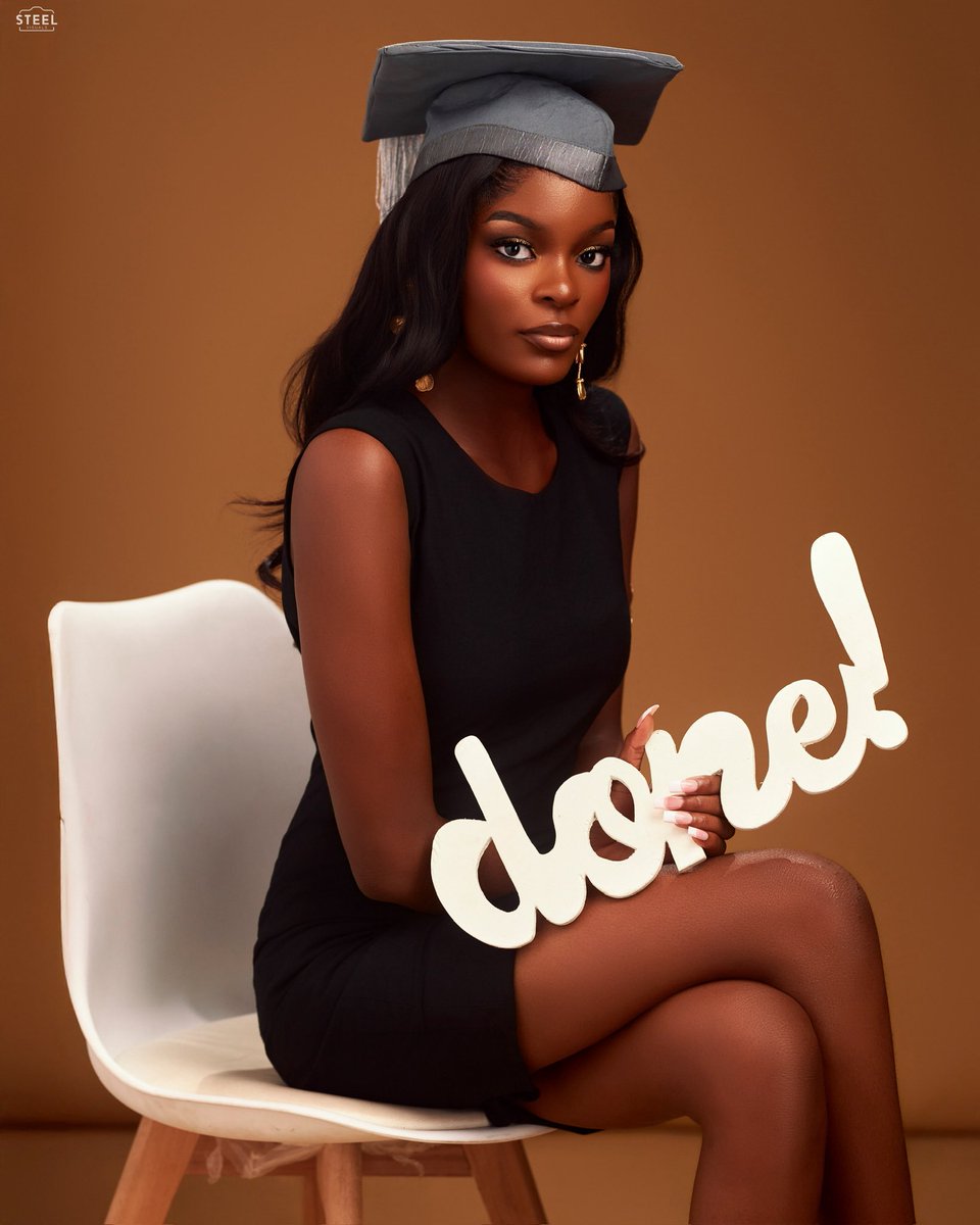 akennebaby's tweet image. GRADUATEEE!🎓🤏 God Did. 🤭
Finally a B.A (Hons) English holder (2.1)! I didn’t start strong, but Grace finished well for me. A proud woman in tech &amp;amp; a degree holder. Hot no be small! 😁✨
Excited for what’s next! 🤝
#ClassOf2025 #NOUN #WomanInTech #convocation #àkennebaby