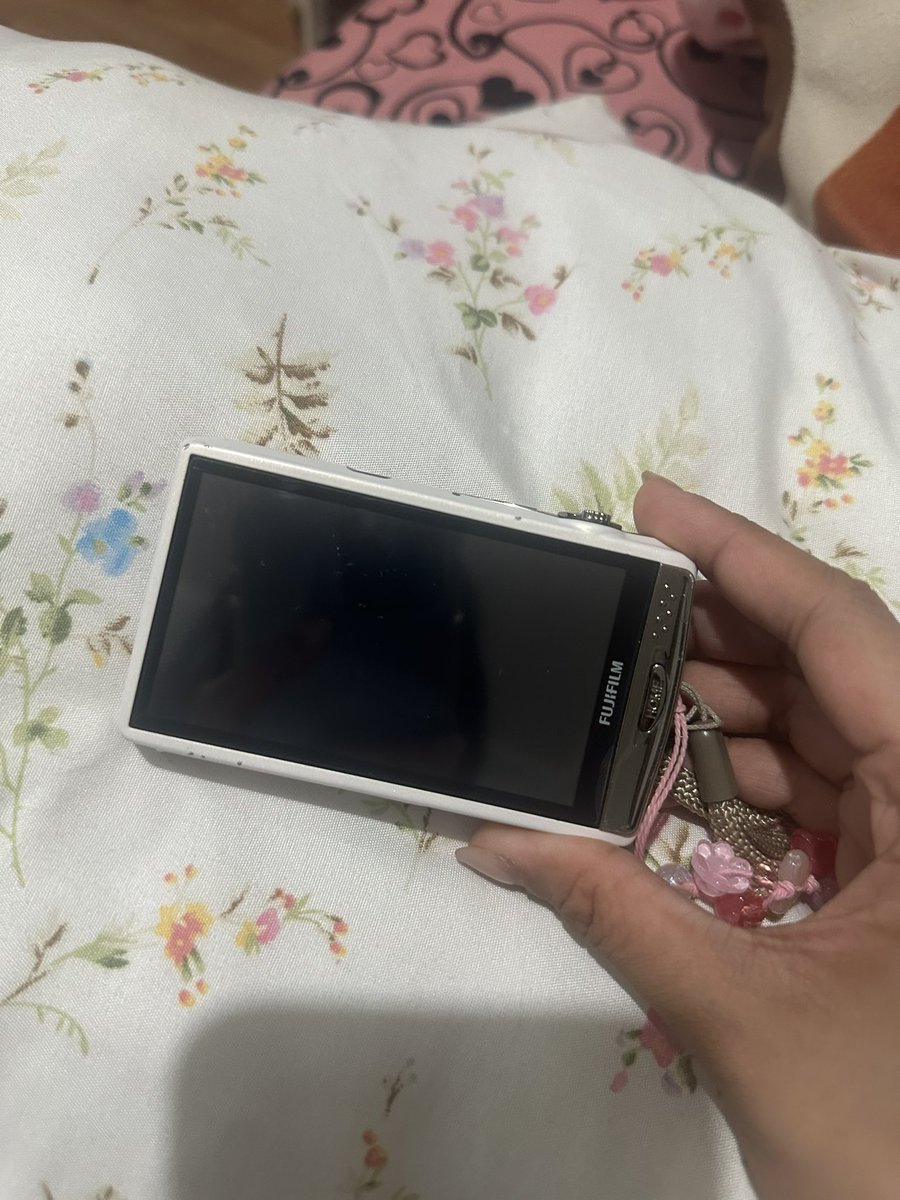 sjaemails's tweet photo. wts/lfb digicam ph fujifilm finepix z950 EXR 

-with battery, sd card and charger already
- can send video and outputs taken by me thru dm 🫶 
- meet up in moa or deliver is oki
-rfs: i already have same unit but diff color (pink 🥲) 
- 7k still nego! https://t.co/GVqQBXOodh