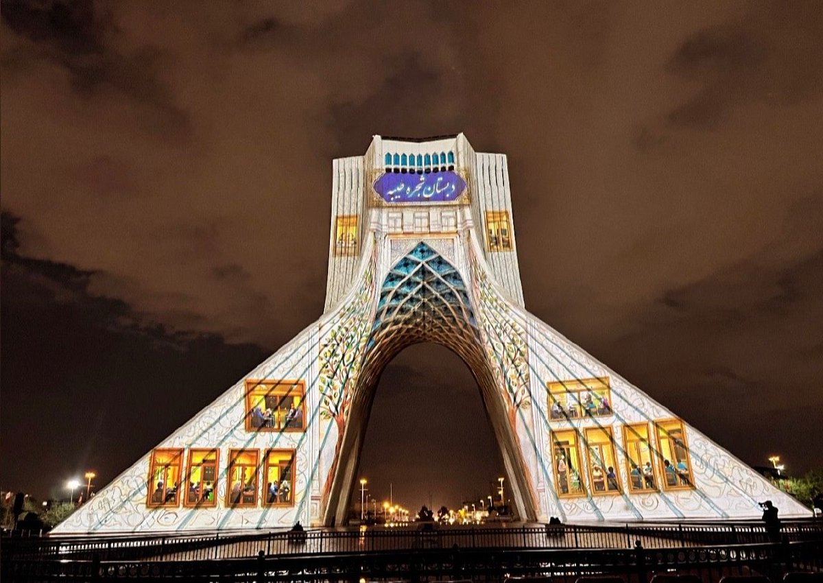 iranradiode's tweet image. #Teheran: #Videomapping „Kinder von #Minab“ am #AzadiTurm zum Geburtstag von Fatima Masuma und zum Tag des Mädchens gezeigt.