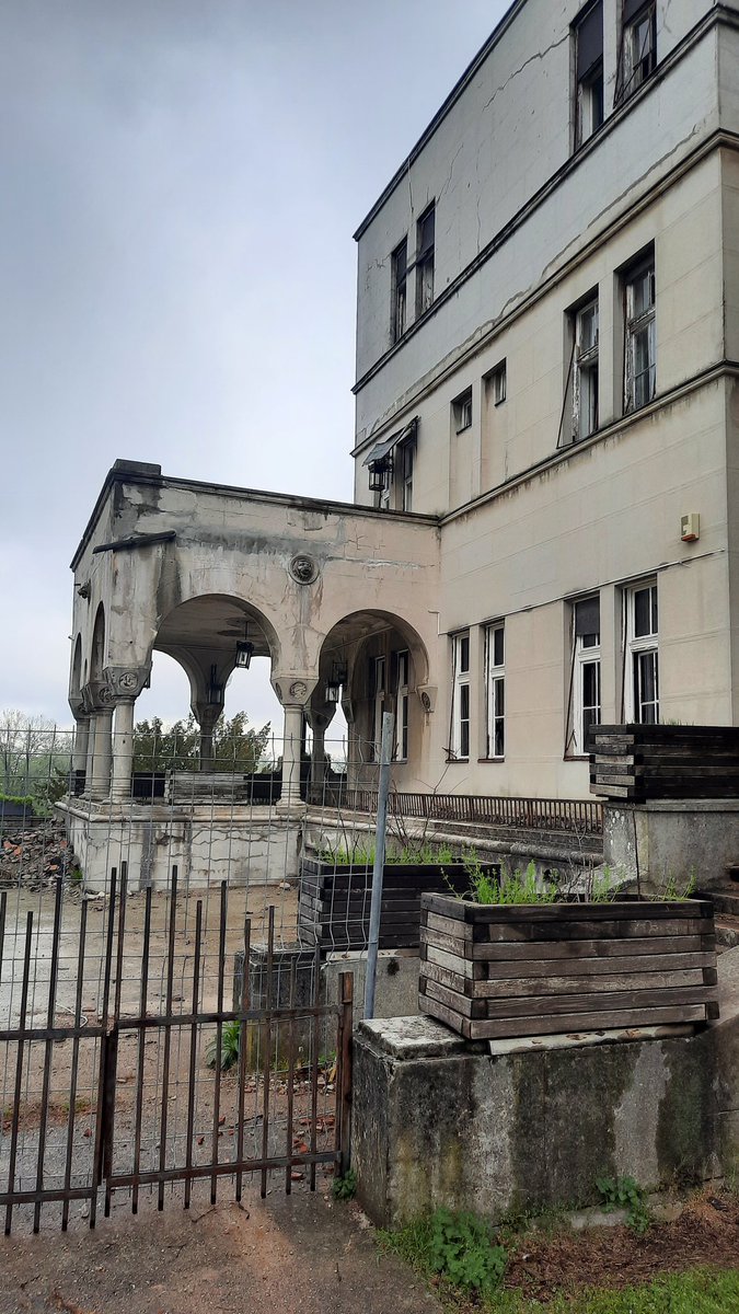 AngelMoonSand's tweet photo. E ovo je tuga💔
Lepota i bogatstvo propadaju. Hotel Avala.
#avala #beograd #hotel https://t.co/HHcLyt5YBe