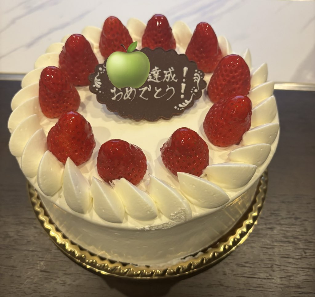 tkhsaya's tweet photo. 今日、部の方針発表でサプライズで
企画メンバーからケーキを頂きまして
帰り道の今、ジワジワきてます。

この結果はみなさんのお陰です。
ありがとうございます😭 https://t.co/Lb3cs0G3s5
