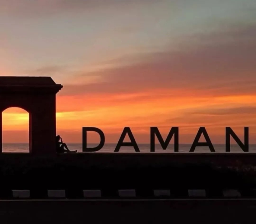 Time keeps moving on without pause, while we stand still, holding onto our desires.

उम्र बिना रुके सफ़र कर रही है, और हम ख्वाहिशें लेकर वही खड़े है