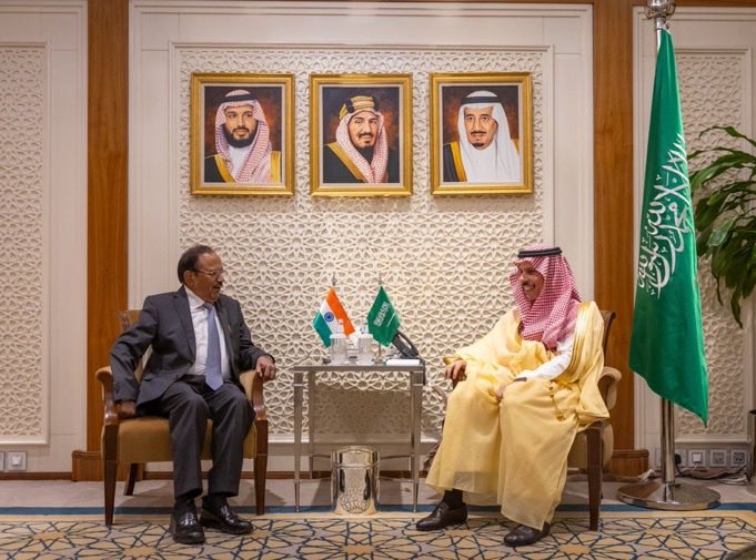 SandeepUnnithan's tweet image. NSA Ajit Doval meets Saudi Foreign Minister Prince Faisal bin Farhan in Riyadh today. 
But I’m looking at the wall - 3 generations of Saudi monarchs…and a story. 

The founder, Ibn Saud -77
Present King Salman -90 
and the crown Prince Mohd bin Salman- just 40. 

MBS is the