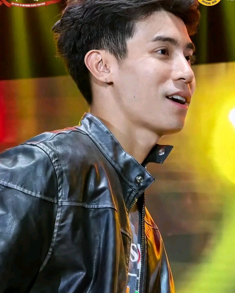 ang gwapo ngani

GIOLUNA EVEN FROM AFAR