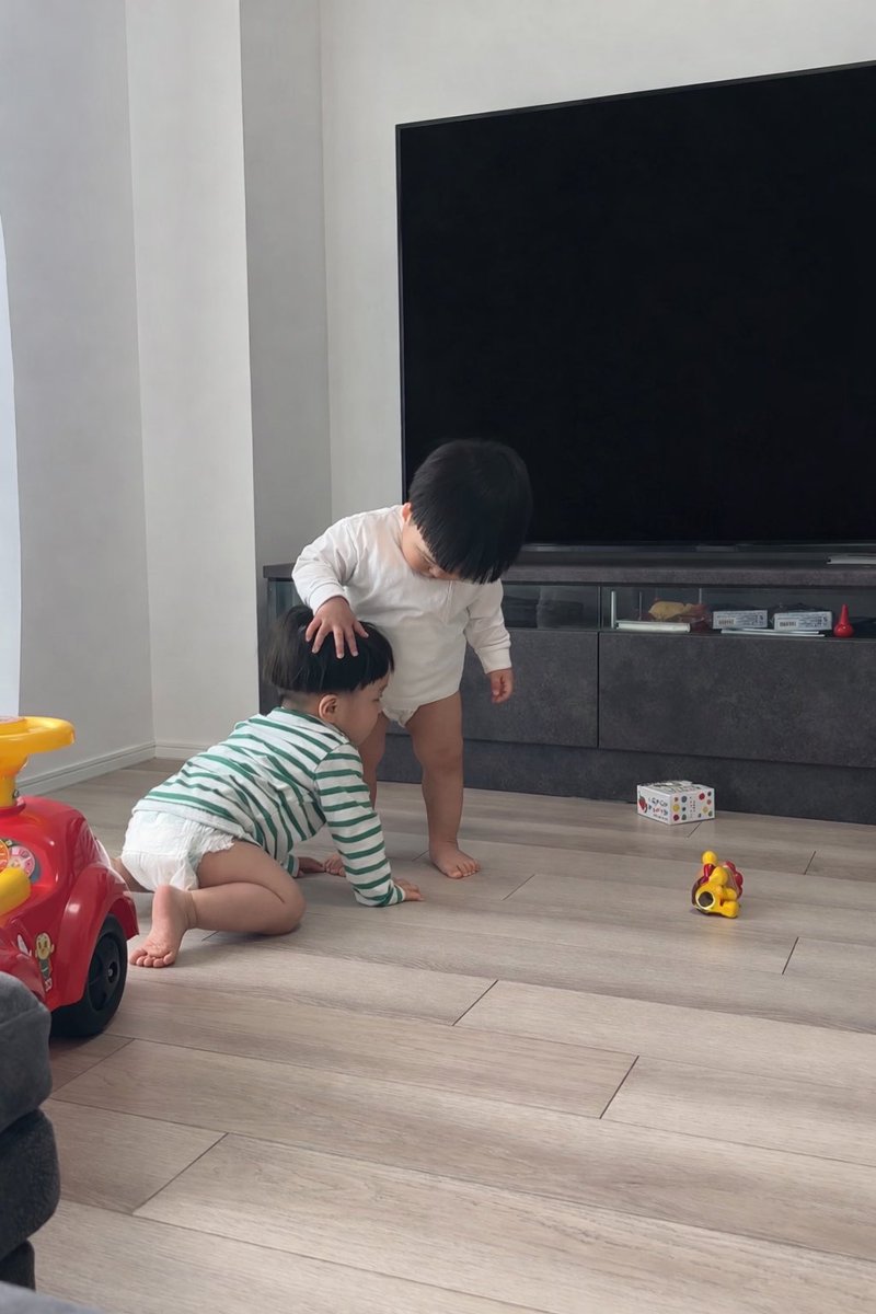 ChannelTororo's tweet photo. ずっちゃんが��けて泣いてるところを、かけよってよしよししてあげるかっちゃん👦👦
#双子でよかったシリーズ https://t.co/BG50FMtL9D