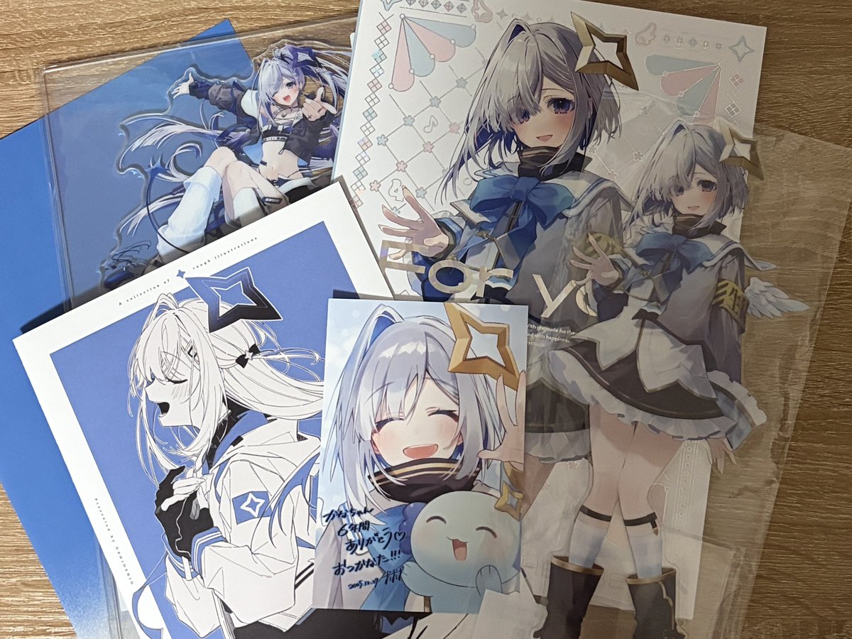 Fir794_sub's tweet photo. おしお先生の新刊セット&amp;グッズが届いた〜！
改めてイラスト集読んでると思い出がこみ上げてきて泣きそうだった
rkgkもめっちゃ好き✨
アクスタや(写ってないけど)タペストリーも飾らせていただきます！
本当にありがとうございます！ https://t.co/7uy88Y5cgF