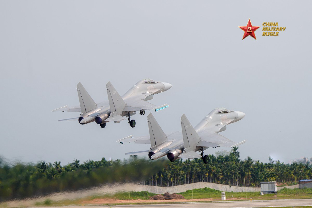 ChinaMilBugle's tweet image. Take Wing: 
Photos show the twin-seat, twin-engine, multirole J-16 fighter jets attached to Chinese PLA Air Force carrying out training. 
#PLA #AirForce #J16#Chinamilitary #ChinaMilBugle