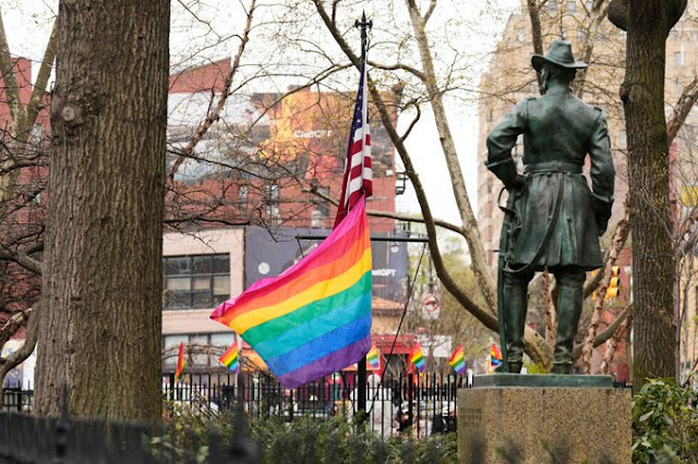 RT by @mikenov: No nos borran, no nos callan: la bandera del orgullo vuelve a ondear en #Stonewall National Monument de Nueva York  pic.