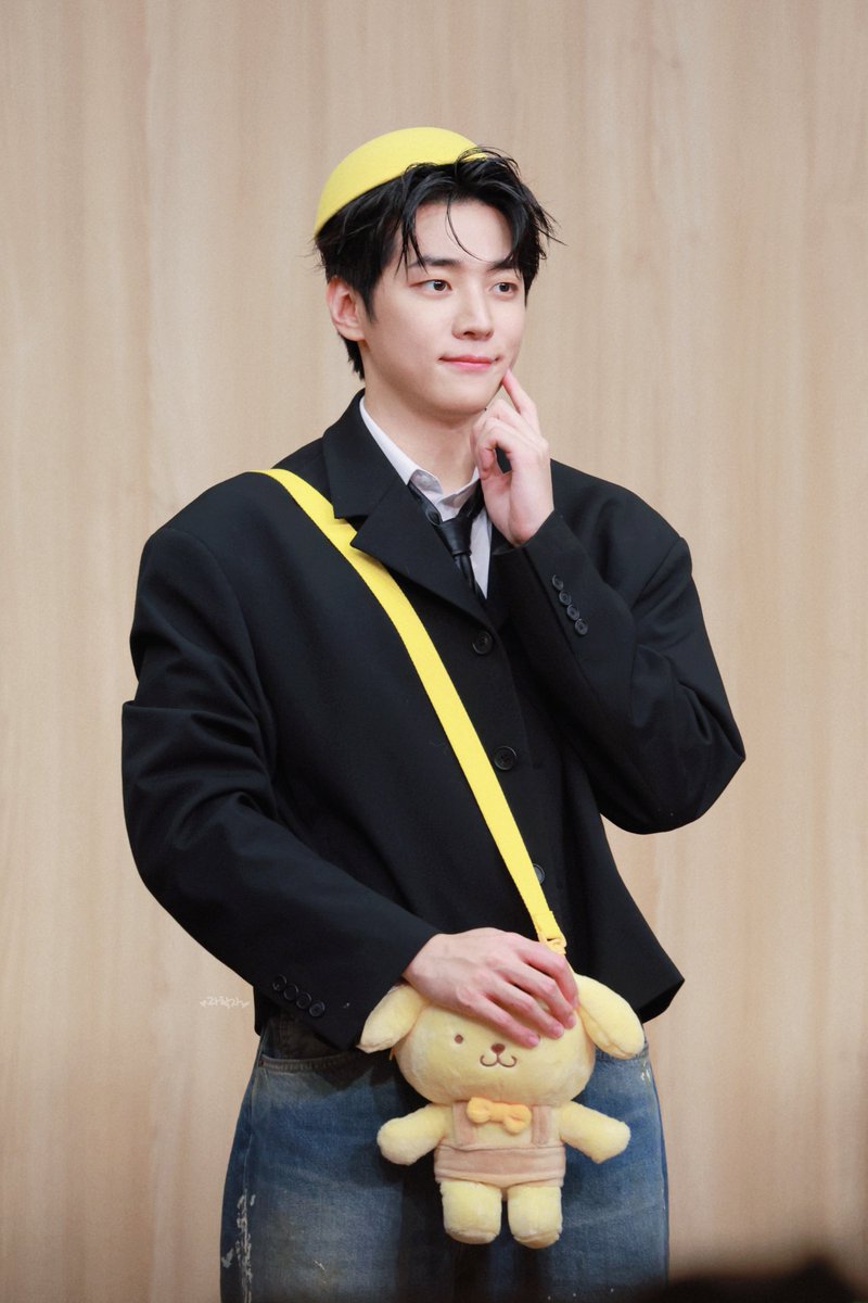 KatySaron's tweet image. 251116 케타포 키트 팬싸

그치 귀여움이 세상을 지배하지...

#DKZ #디케이지 #TASTY #재찬 #JAECHAN