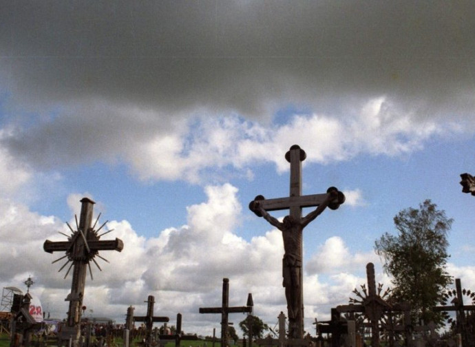 De todas las persecuciones que han sido en odio a la Fe Católica, la Cruzada Española es la de estandarte más esclarecido: por su mayor efusión de sangre, por su decidida vocación martirial, por la dócil indefensión de sus víctimas, y por el prevalimiento sañudo de sus verdugos.